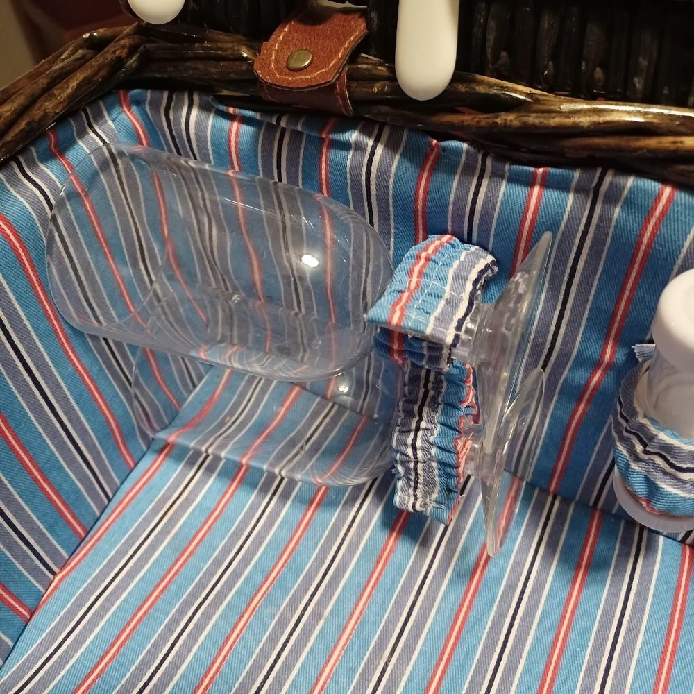 VINTAGE PICNIC BASKET Brown Classic Old Fashioned Outdoors Complete Set For Four
